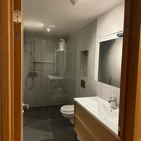 Appartement Malnestomten, 1st Floor Henningsvær